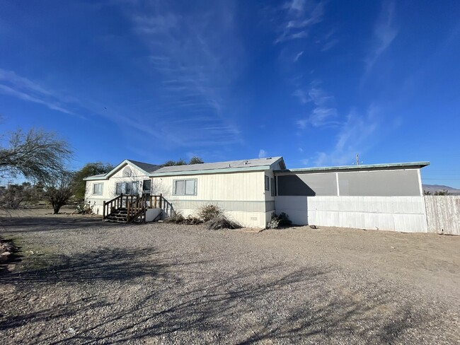 3 bed 2 bath home with a large yard. BHCRE... - 3 bed 2 bath home with a large yard. BHCRE... Unidad B