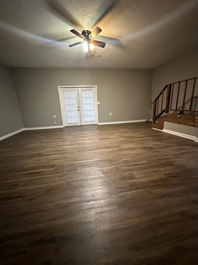 Building Photo - Spacious 4-Bedroom, 2-Bath Home in Quiet C...