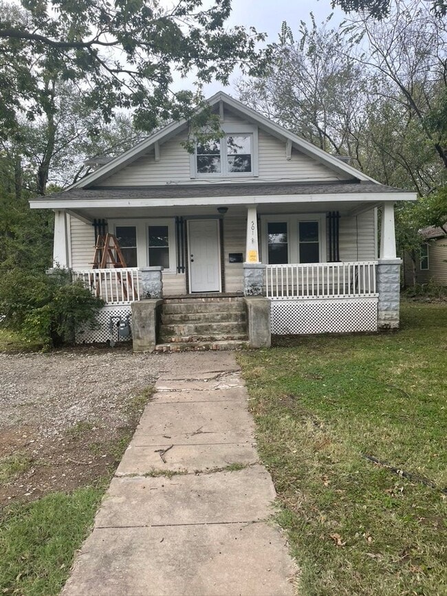 Building Photo - COMING SOON!  GORGEOUS 4BR/1BA - Large Cor...