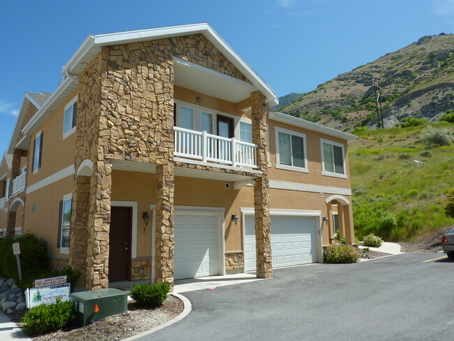 Building Photo - 1043 Canyon Meadow Dr Unit 7
