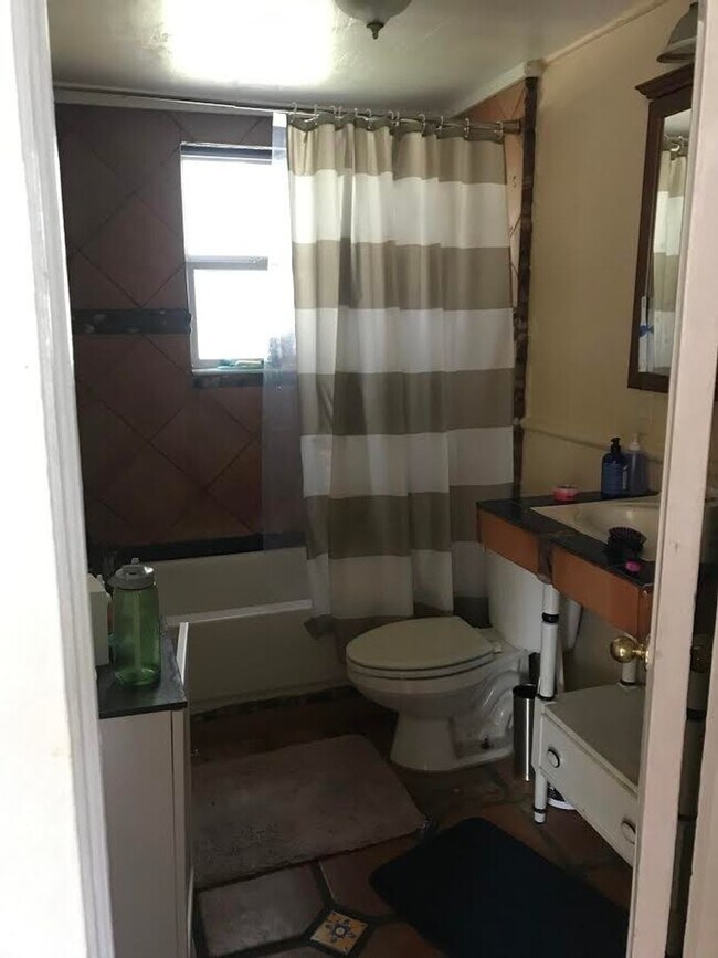 Photo - Cozy 2 Bedroom, 1 Bathroom in Fifth Avenue Neighborhood