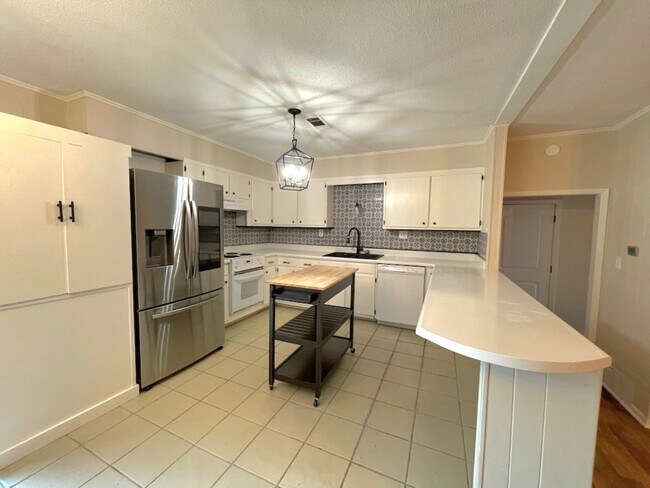 Photo - Cute bungalow in the heart of everything! Updated!