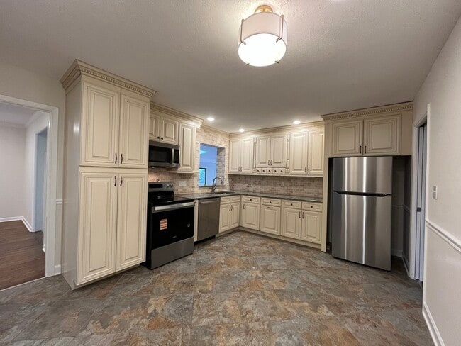 Photo - 908 Lynbrook Dr