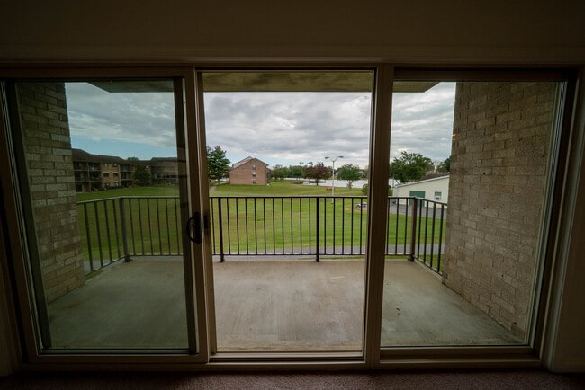 Balcón con vista al agua - 618C Unidad C - Fase I - Harborside Village Apartments