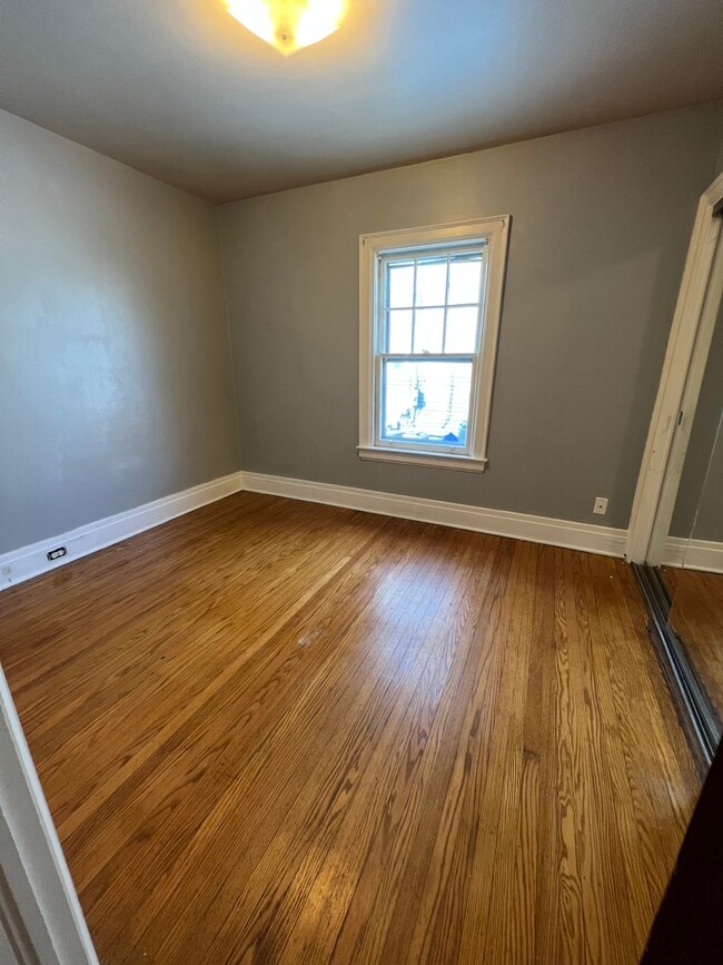 Photo - 284 Nassau Ave Unit Lower