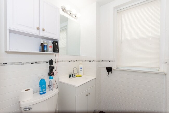 Building Photo - Gorgeous new four bedroom, Stainless steel kitchen, granite counter tops. Unit #25