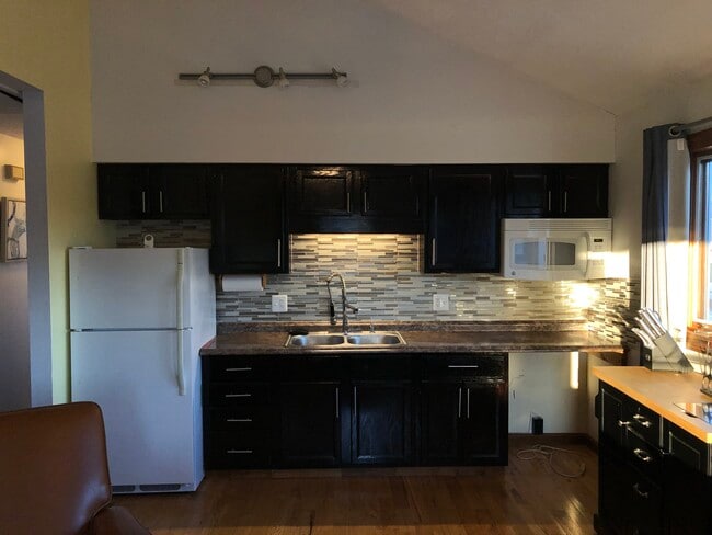 Building Photo - 8 Raymond St Unit 201