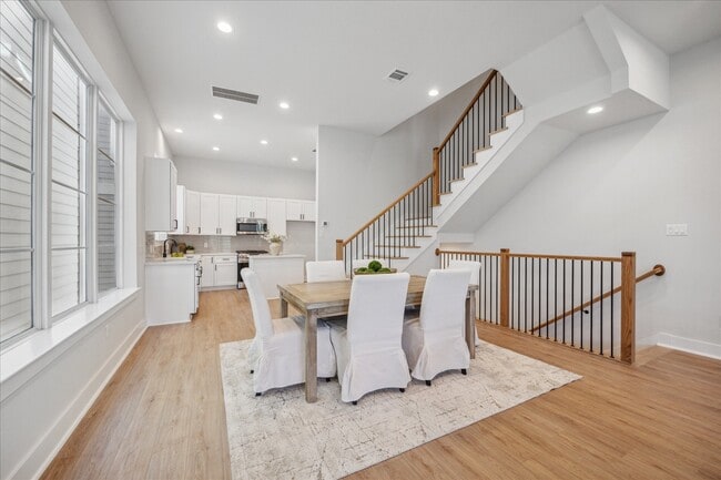 Photo - 1033 W 17th St