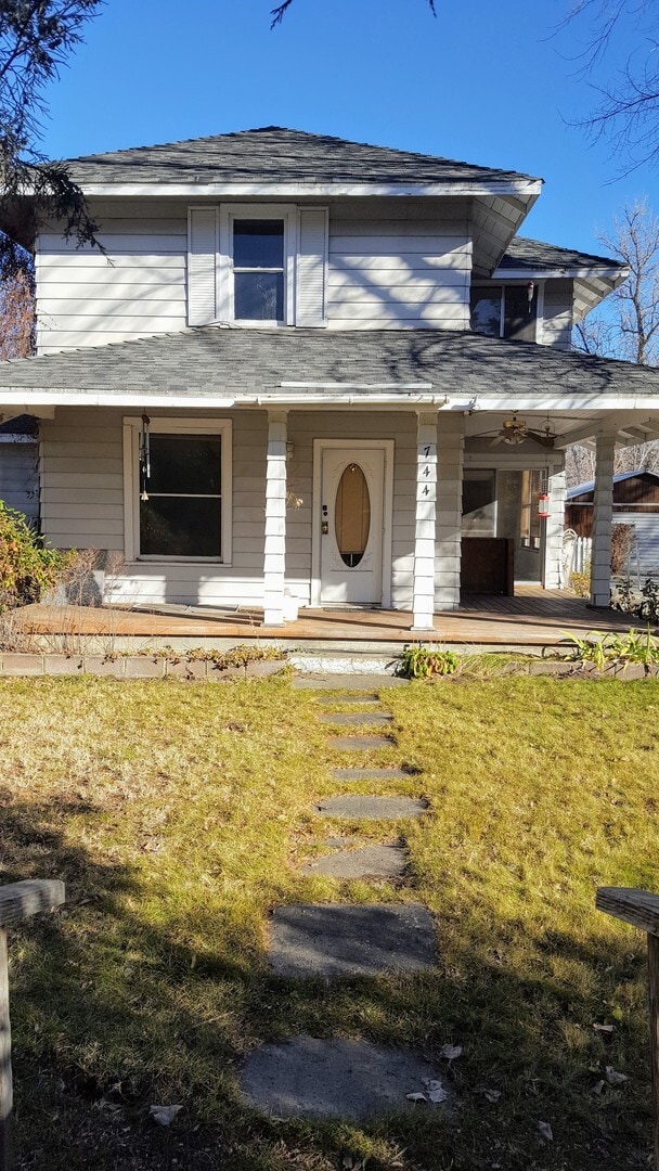 Building Photo - Three bedroom, 2 bath with high ceilings d... Rental