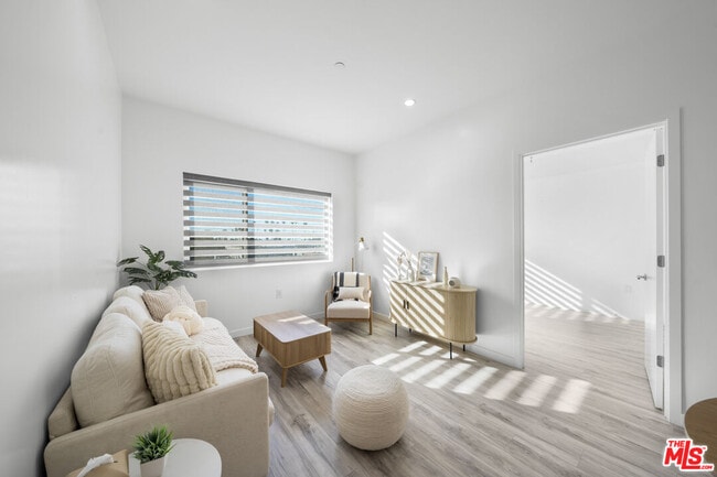 Building Photo - 1229 S Kingsley Dr