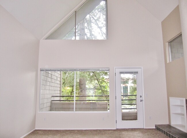Photo - Spacious Lake Oswego 2Bdr w/Fireplace, Dishwasher, W/D, & Balcony! Unidad 4669-D