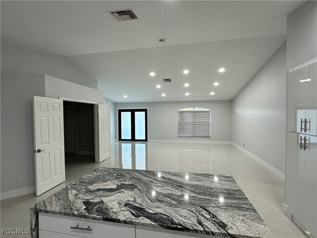 Photo - 228 Magellan St