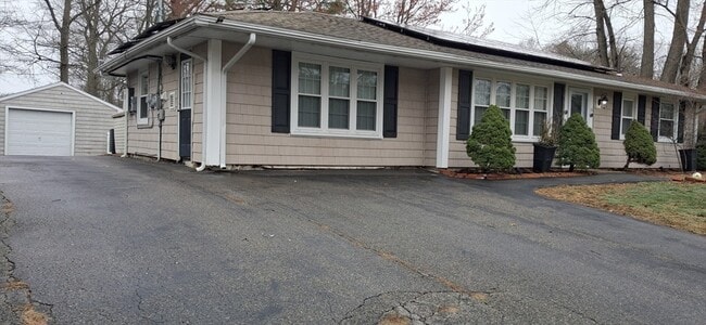 Building Photo - 15 Cerel Cir