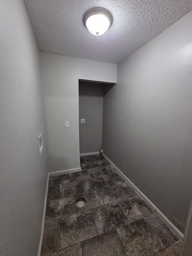 Photo - 1739 S Glenn Ave