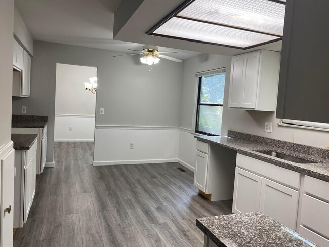 Photo - 669 W Main St