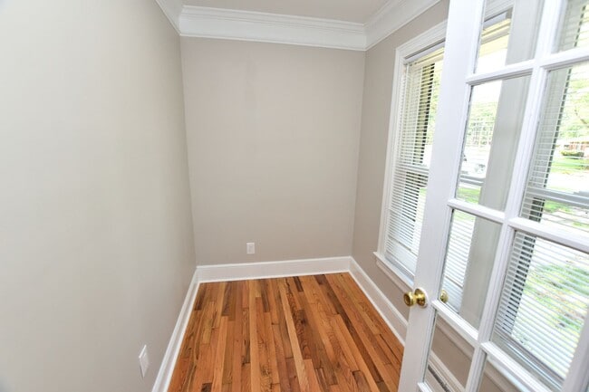 Photo - 836 Burton St