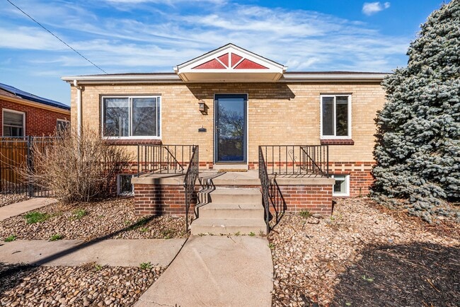 Building Photo - Available NOW! 3 Bedroom 2 Bath Beautiful Home in Sunny Side!
