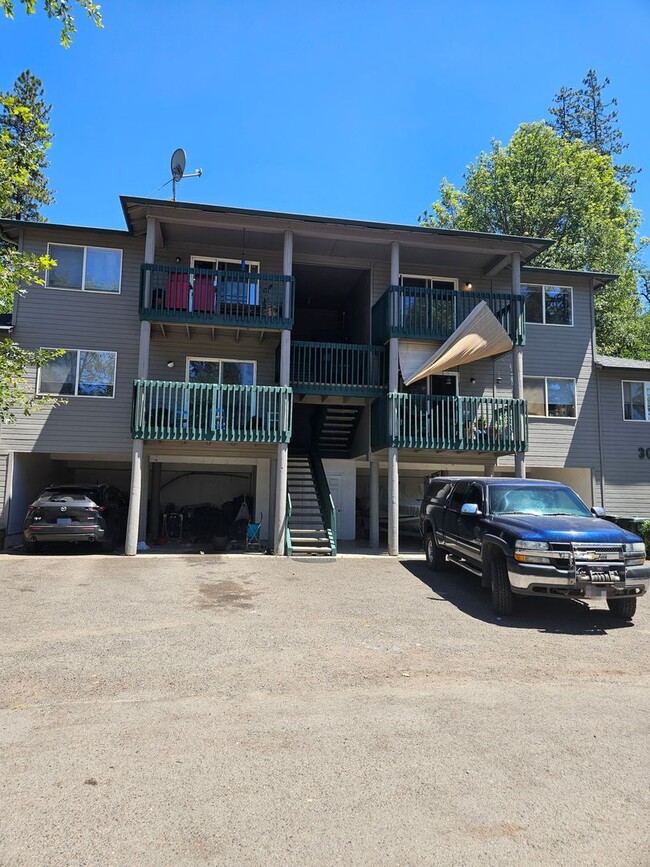 Building Photo - 300 Indian Trail Ct Unit D