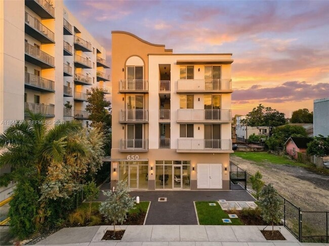 Photo - 650 SW 1st St Unidad 103