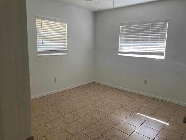 Photo - 728 Greenleaf Ave