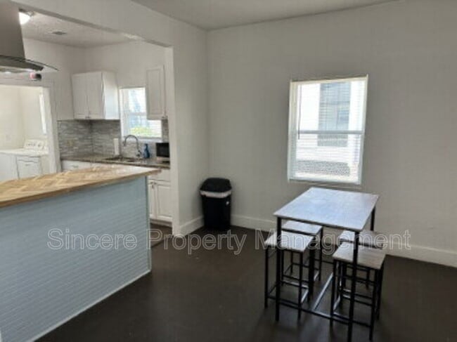 Building Photo - 1232 NW 44th St Unit Apt. 4