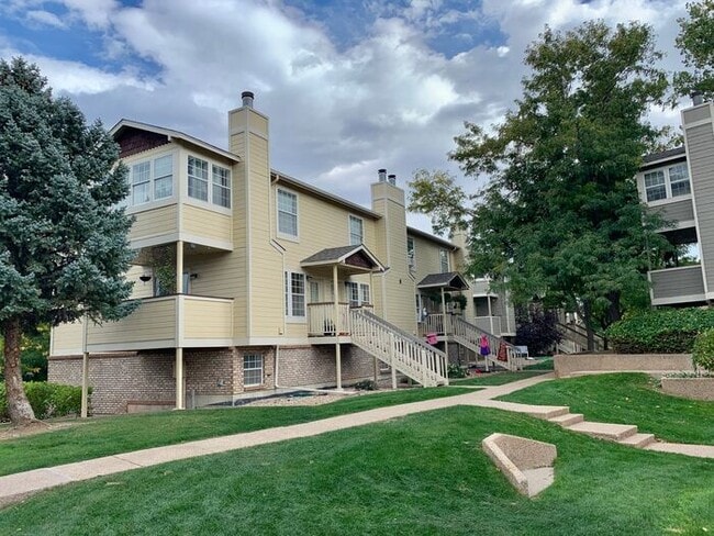 Building Photo - Great 2 Bedroom 1.5 bath Condo-Pool On site!