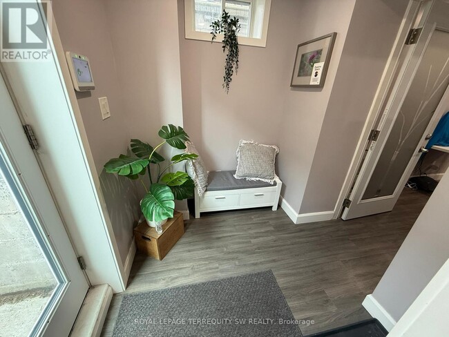 Photo - 2134 Dundas St W