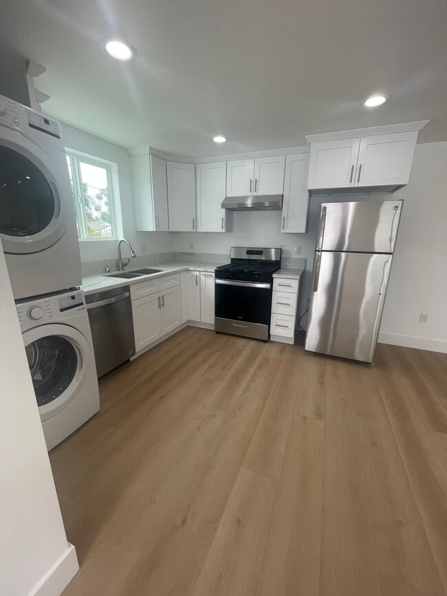 Building Photo - 6105 Laurelgrove Ave Rental