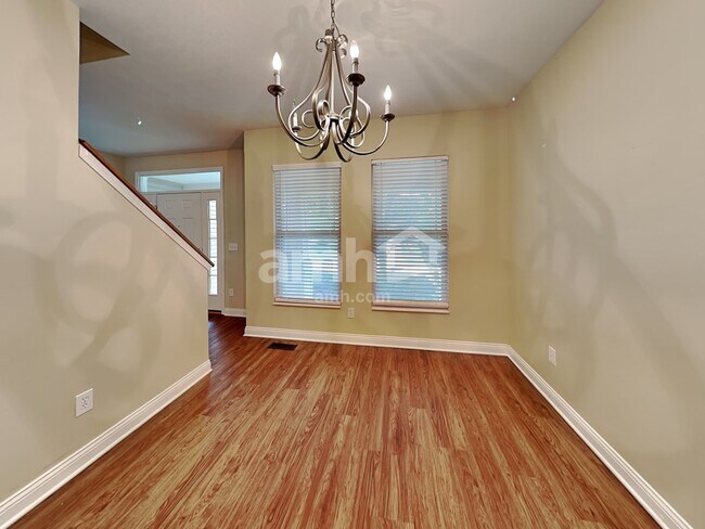 Photo - 270 Huntington Dr
