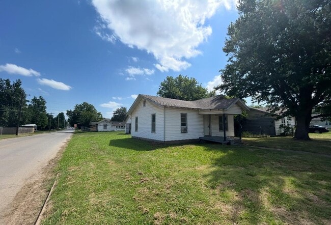 Building Photo - 1049 E Oak St