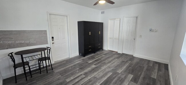 Photo - 8430 Harding Ave Unidad 4A