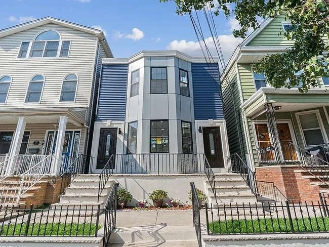 Building Photo - 133 W 4th St Unit 2