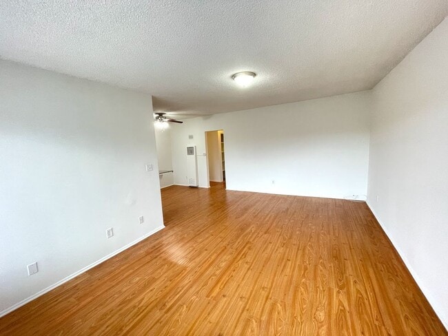 5715 Vineland Ave