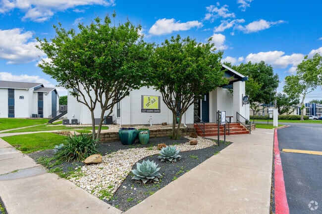Building Photo - Avila Rental