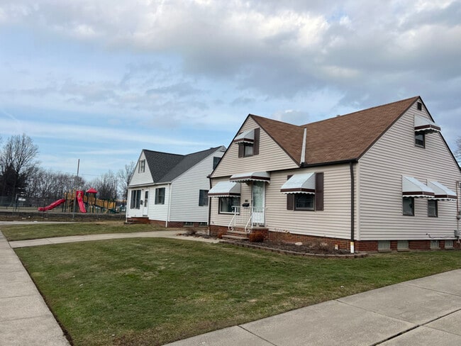 Building Photo - 837 E 218th St