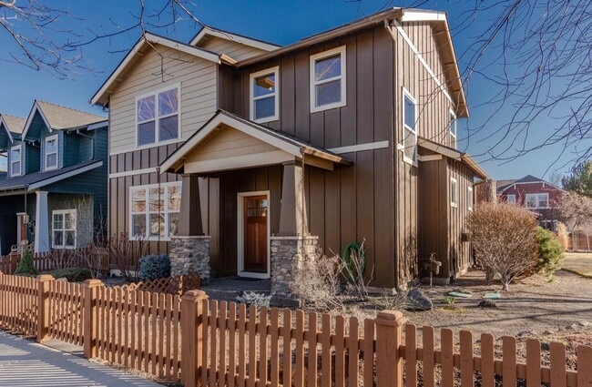 Building Photo - Welcome Home to Comfortable Bend Living