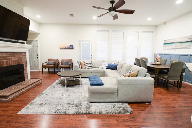 Photo - 1207 Old Knoll Dr