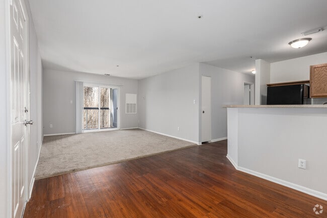 2BR, 1.5BA - 910SF - Living Room
