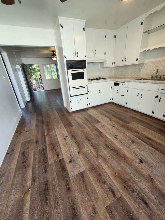 1 Month FREE!! Gated Community - Spacious 2 bdrm unit in La Mesa