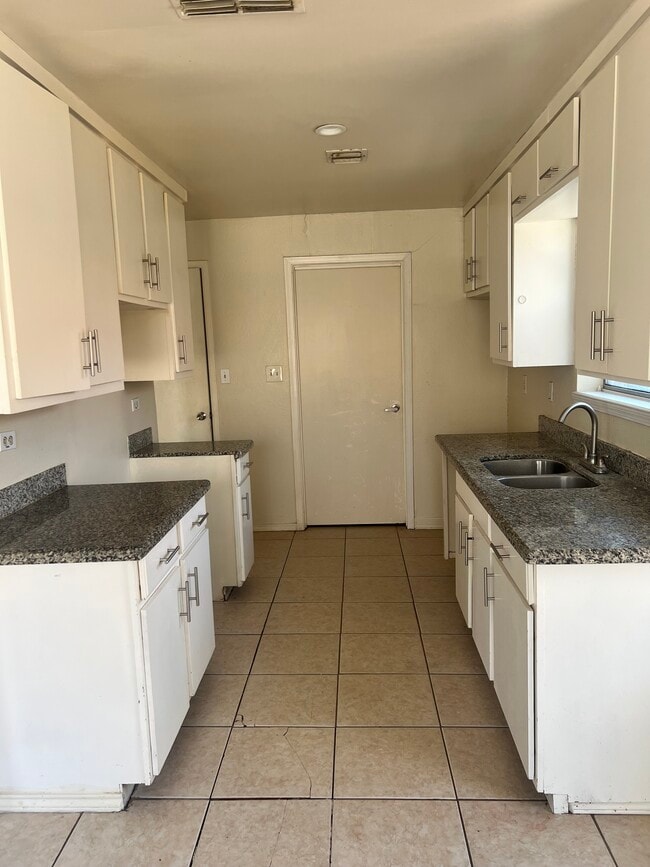 Photo - 1555 Nogalitos St