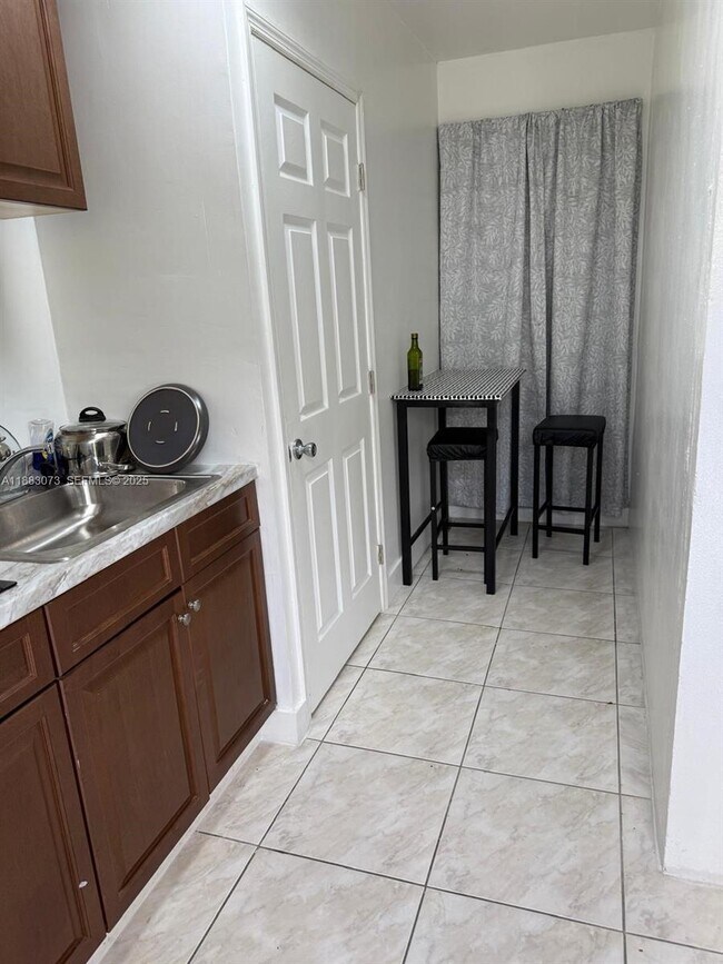 Photo - 826 SW 12th Ct Unit 1