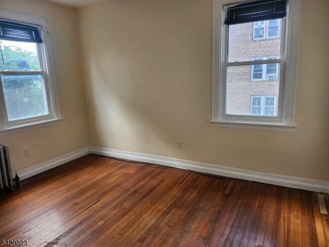 Photo - 313 Leslie St