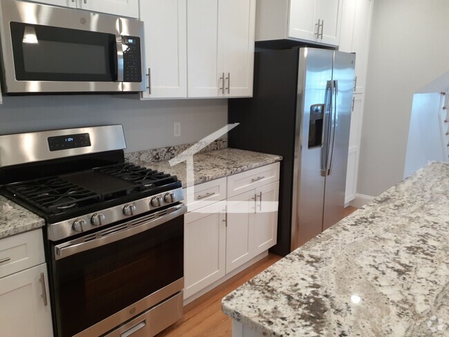 Building Photo - Oak Square 5 bed 3 full bath! Rental