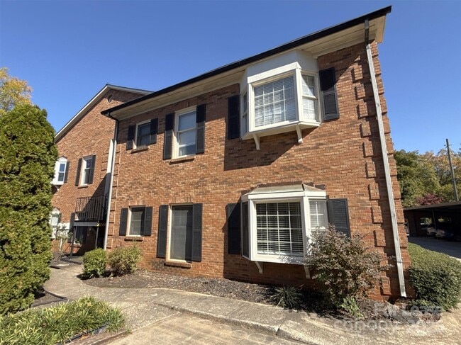 Building Photo - 1016 Queens Rd Unit A