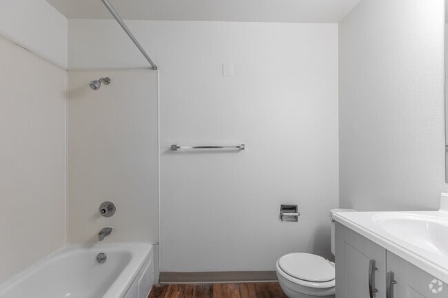 1BR, 1BA - 542 SF - Bathroom