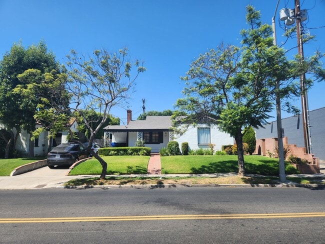 Photo - Miracle Mile 3bed/2 bath House with two Gated Yards for Lease!