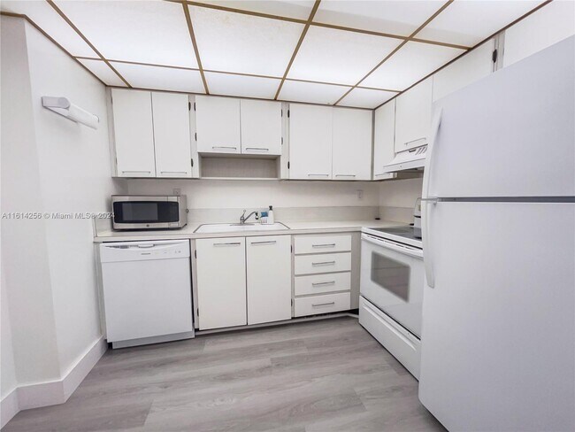 Photo - 1800 Collins Ave Unidad 14C