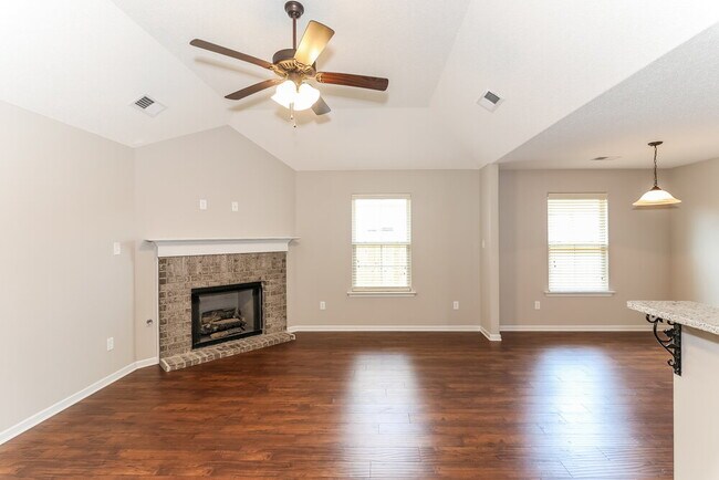 Photo - 1087 Darren Cir E