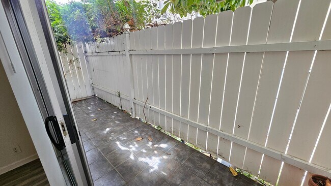 Photo - 2130 N Beachwood Dr Unit 4