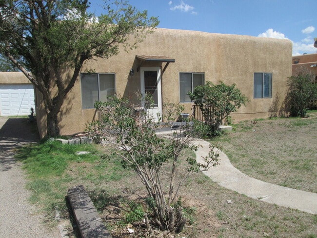 NEAR NORTH VALLEY PUEBLO 2/BD 1/BA 1/CG - NEAR NORTH VALLEY PUEBLO 2/BD 1/BA 1/CG House